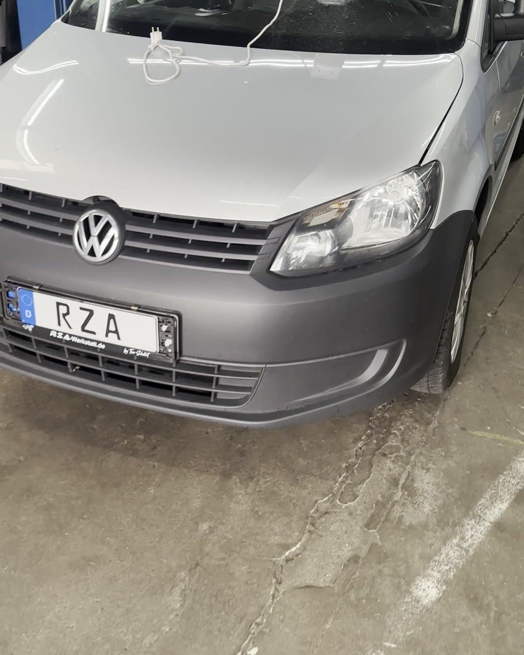 VW Caddy mit RZA-Kennzeichen in der Werkstatt in Adendorf