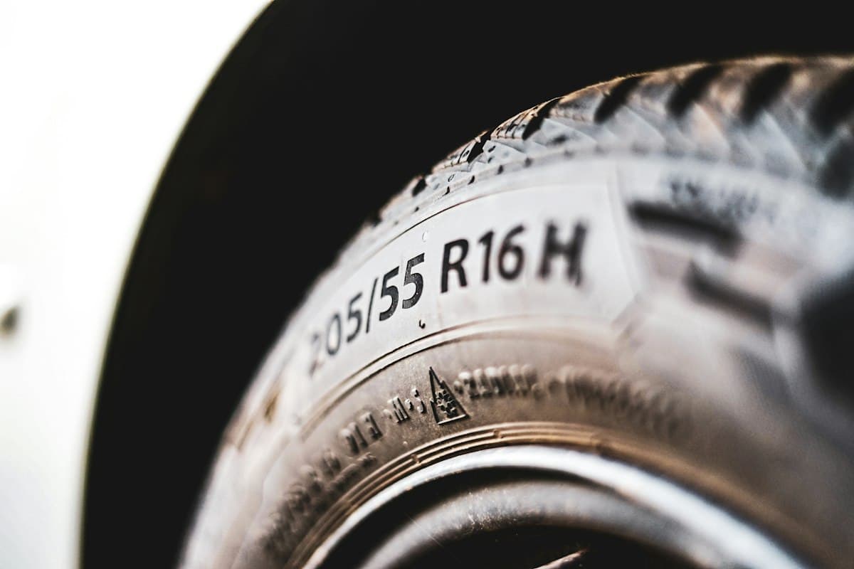 Reifenflanke mit Größenangabe 205/55 R16 in Nahaufnahme